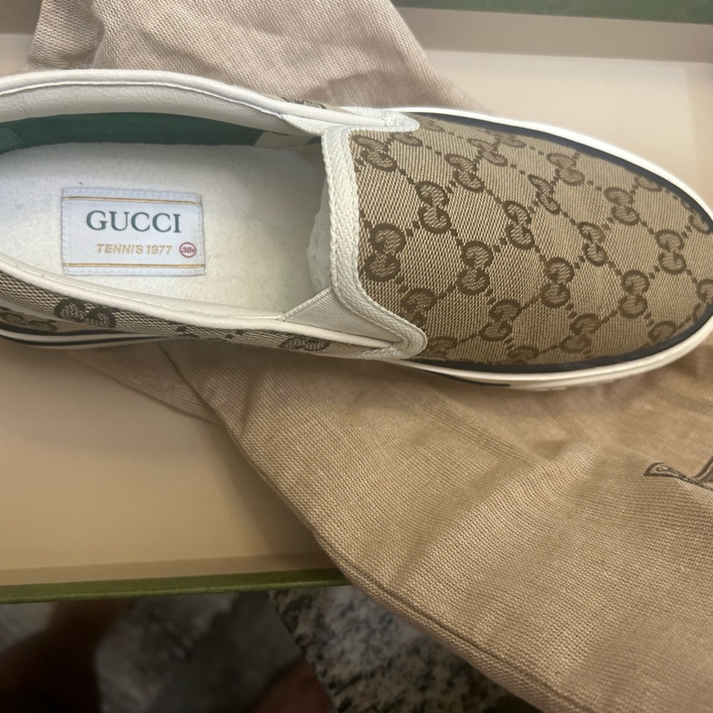 Women’s Gucci tennis shoe. Size 8.5